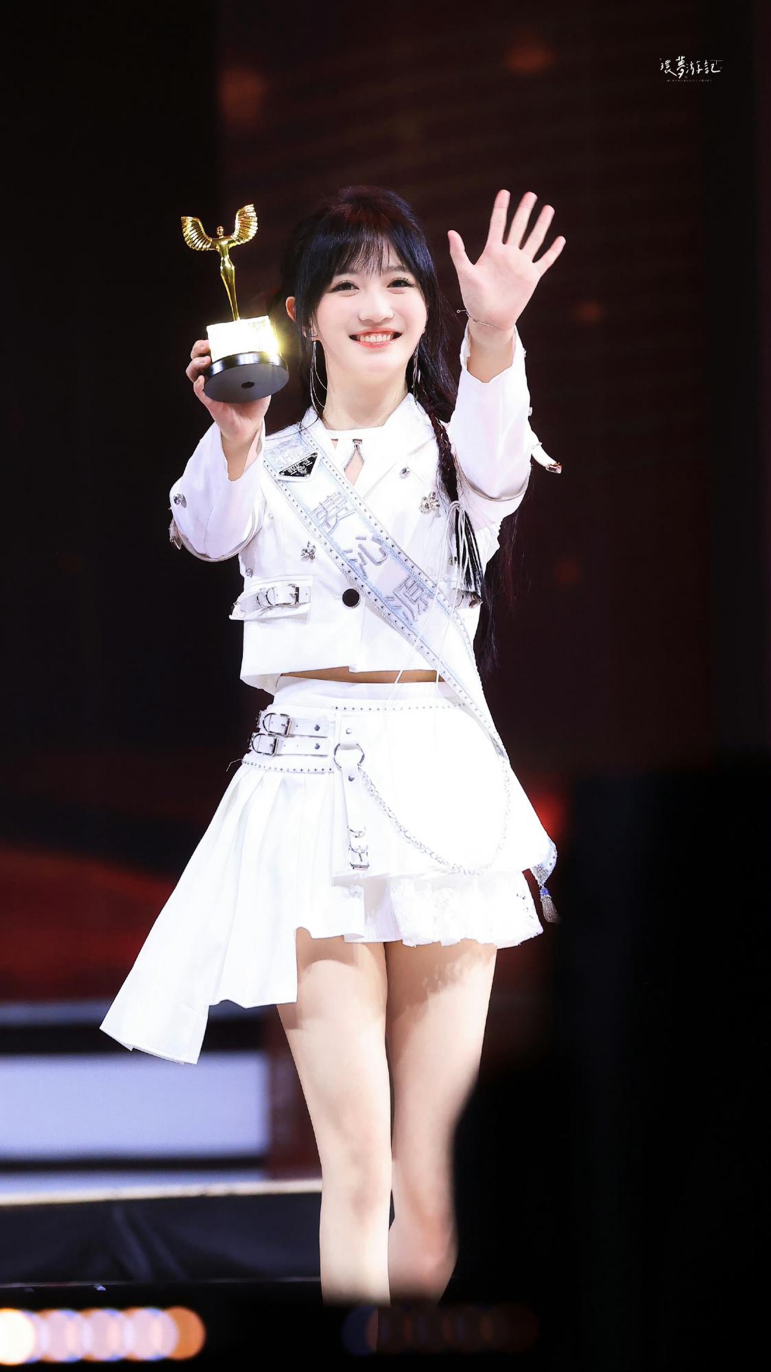 费沁源颁奖现场美腿真美[3]