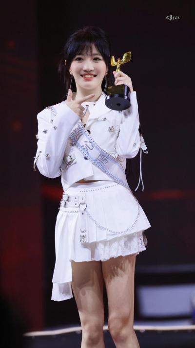 费沁源颁奖现场美腿真美