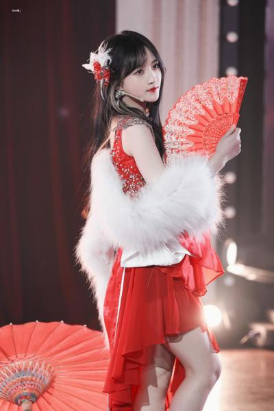费沁源红色礼服美丽动人