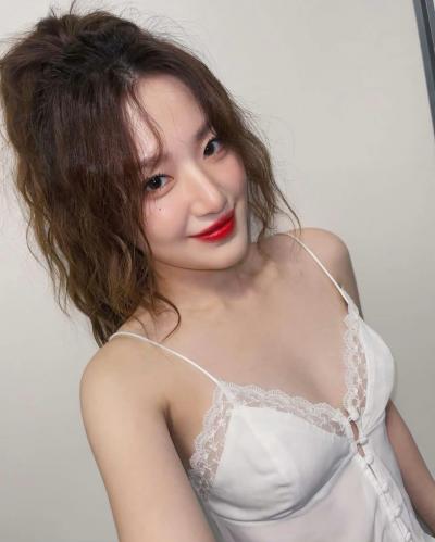 叶舒华穿睡衣自拍，肌肤美白好美