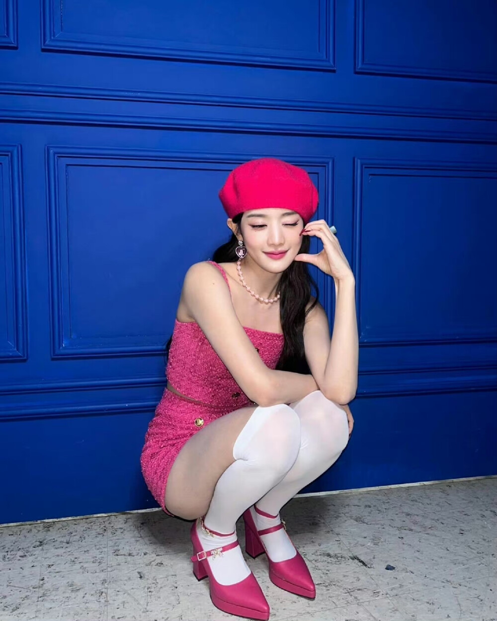 Minnie金米妮身穿白丝袜粉色短裙可爱至极