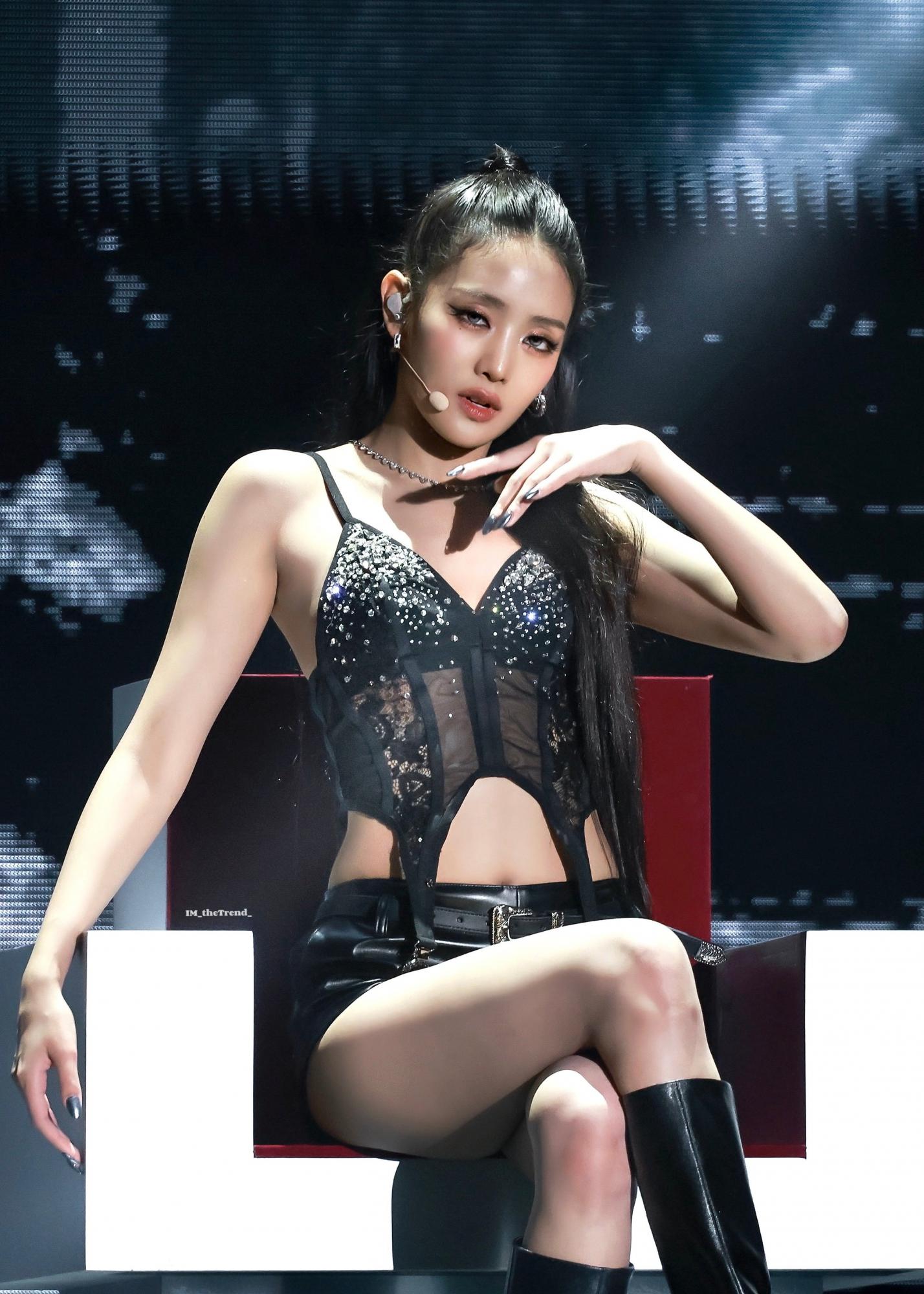 Minnie金米妮黑色情趣内衣现场火辣热舞四巡曼谷场