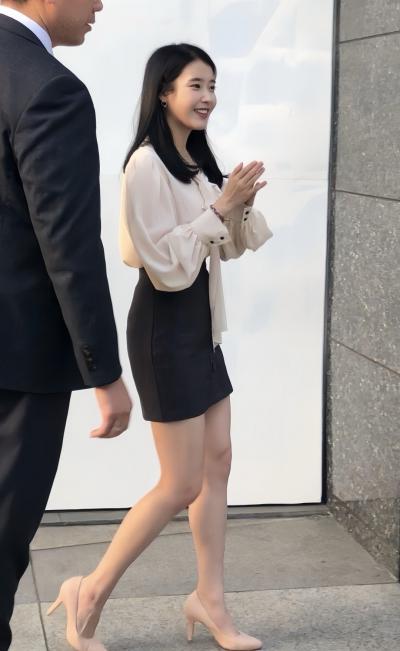 iu李知恩 小白衫很性感