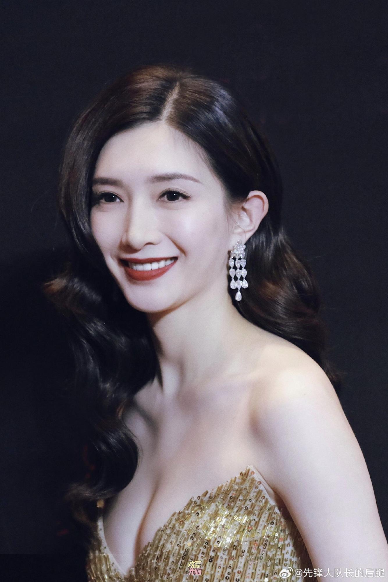江疏影金色抹胸礼服端正大气[5]