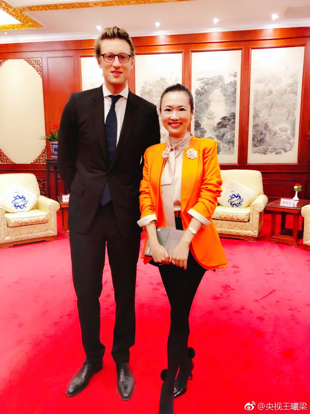 主持人王曦梁橙色制服西装黑丝袜美腿现场主持照[4]