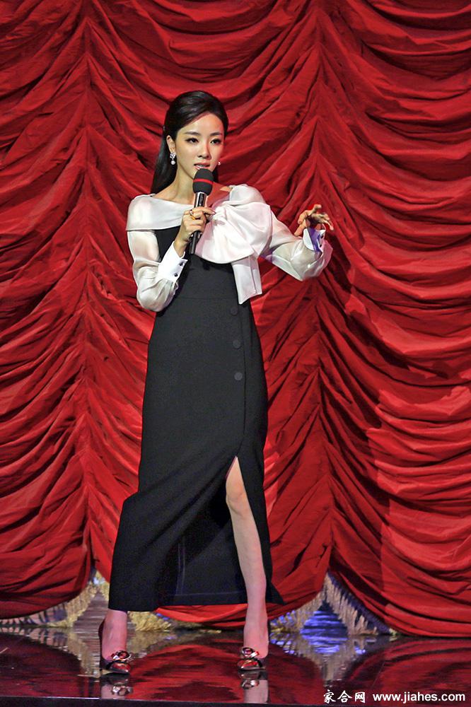 央视主持人李思思红色连衣短裙性感白嫩美腿高跟[10]