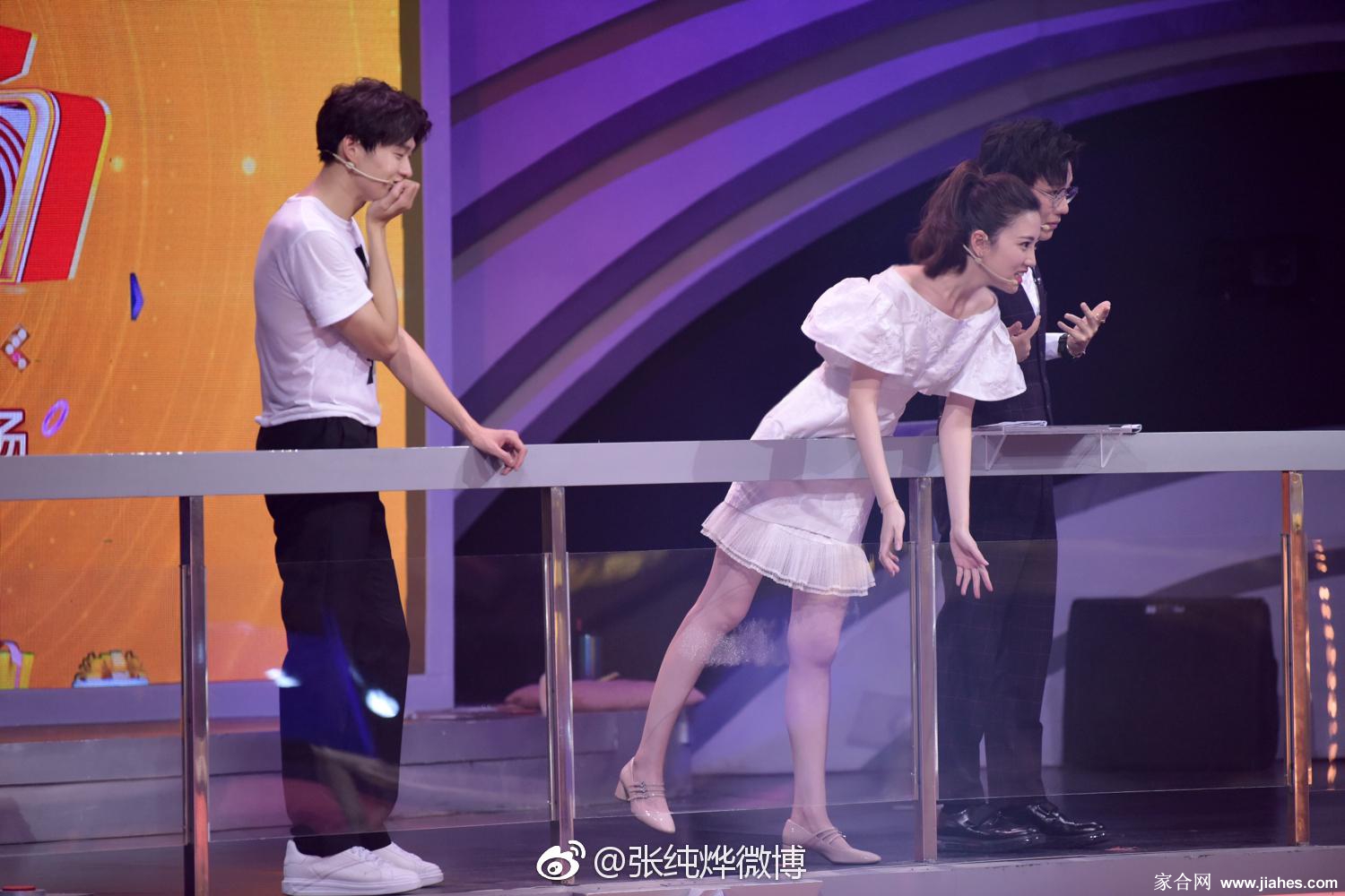 江苏卫视女主持人张纯烨性感包臀短裙白嫩长腿现场主持图片[12]