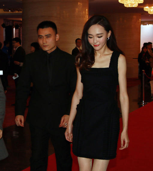 唐嫣穿短裙秀修长美腿走红毯  获保镖护驾大牌十足
