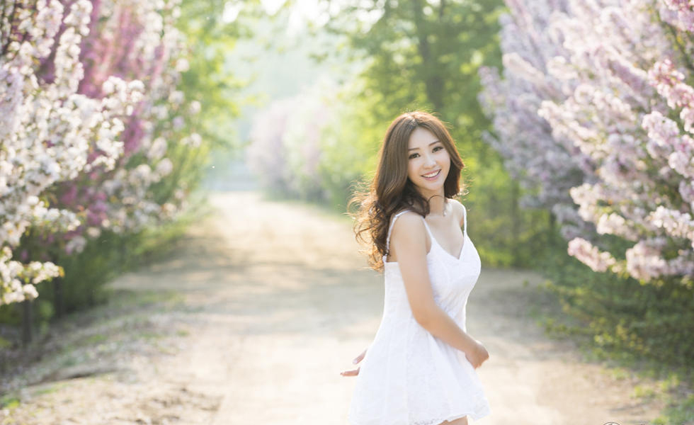 性感女神柳岩徜徉花海 深V白裙大秀事业线[3]