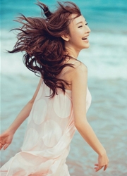性感女星张俪海边嬉戏写真 清纯笑容极致迷人[2]