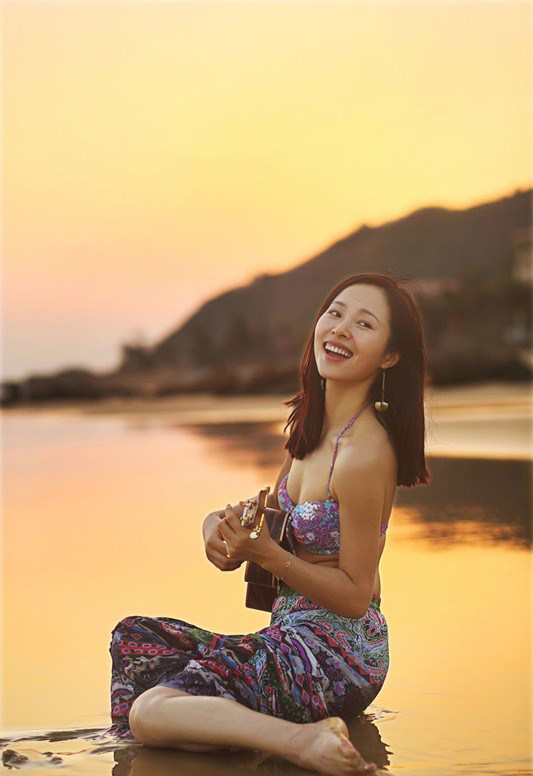 江一燕夕阳西下沙滩露内衣 湿身撩人长发诱惑[2]