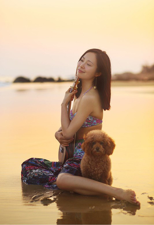江一燕夕阳西下沙滩露内衣 湿身撩人长发诱惑[4]