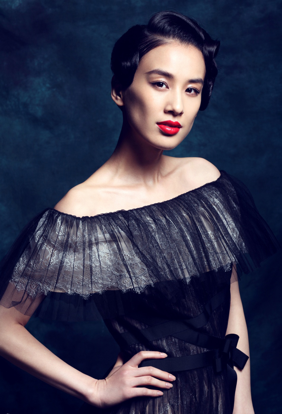 黄圣依好莱坞密拍新片 烈焰红唇复古卷发露香肩[2]