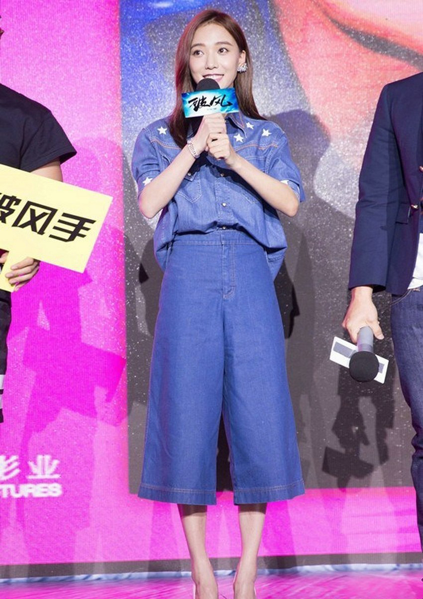 王珞丹上演“长腿诱惑” 裤装尽显女王范[7]