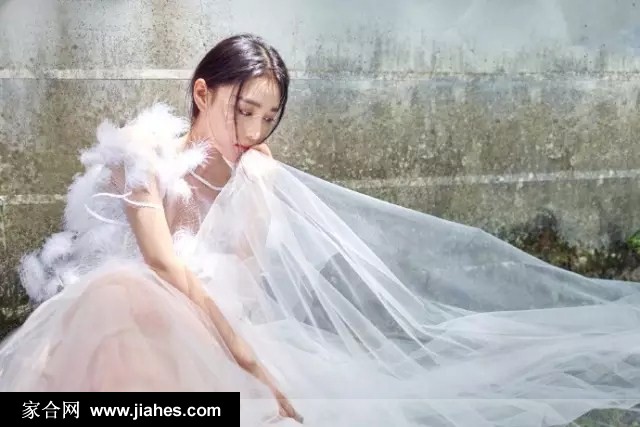 张馨予白纱裙唯美写真充满灵气[4]