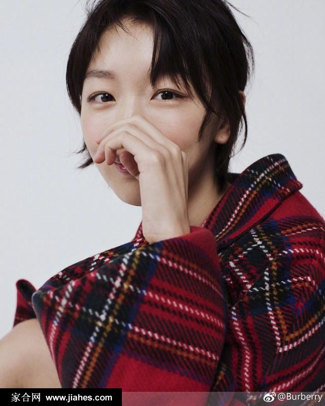 周冬雨茧型大衣最美LOOK时尚写真[3]
