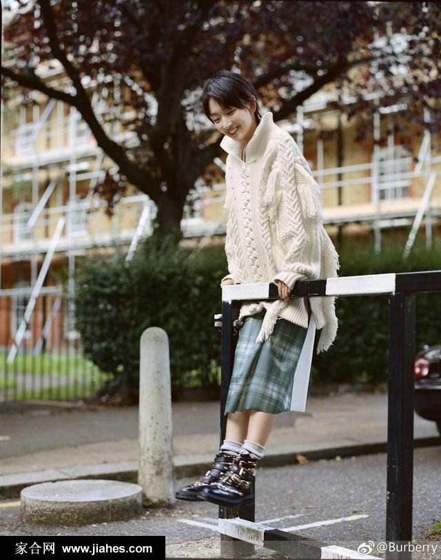 周冬雨茧型大衣最美LOOK时尚写真[5]