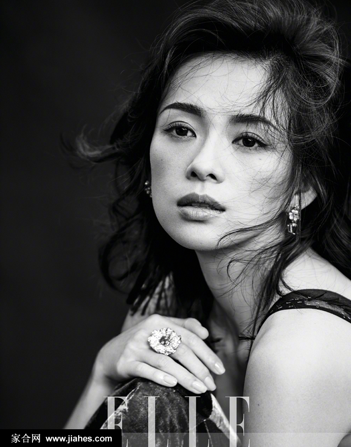 章子怡登ELLE 12月刊封面写真眼神伶俐完美捕捉[5]