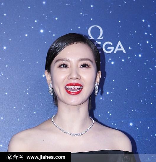 刘诗诗优雅黑裙红唇惊艳举止大方开心甜笑图片[4]