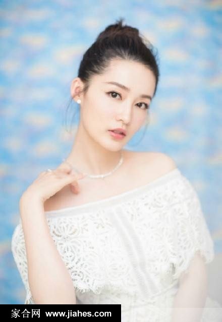李沁丸子头一身蕾丝长裙露美颈香肩图片[2]