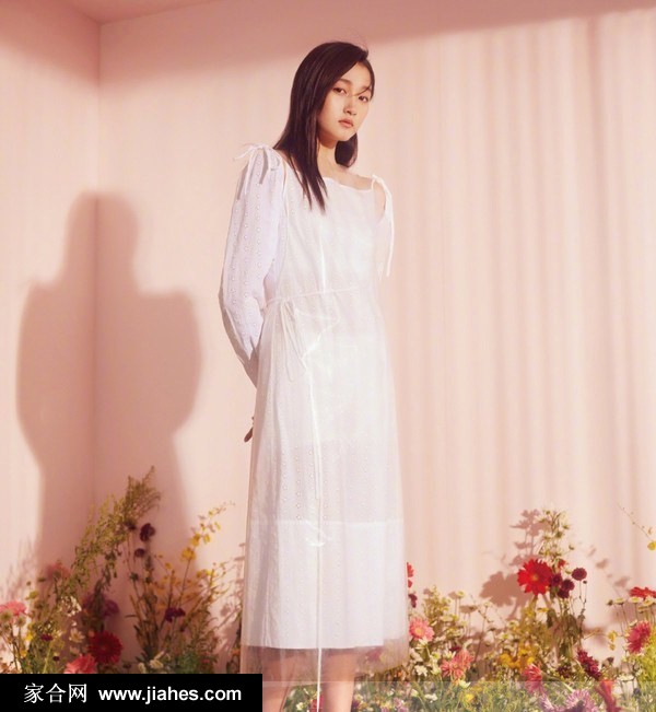 关晓彤《红秀》开年封面大气演绎时髦“花季少女”[6]
