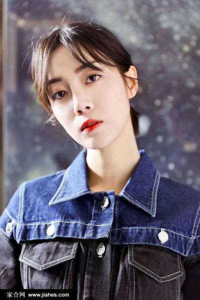 清爽利落造型李溪芮黑色皮裙露出美丽大长腿美拍图片