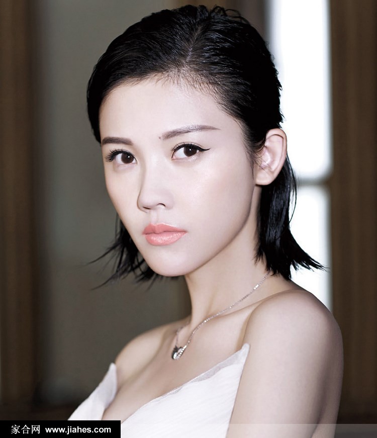 杨子姗烈焰红唇精致盘发白纱裙黑白时尚写真图片[2]