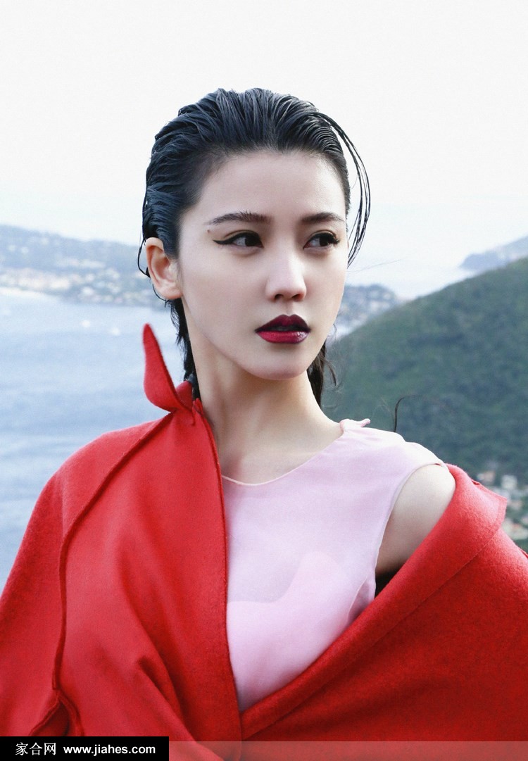 杨子姗烈焰红唇精致盘发白纱裙黑白时尚写真图片[4]