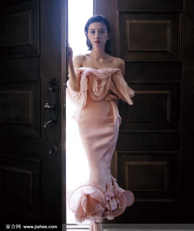 杨子姗烈焰红唇精致盘发白纱裙黑白时尚写真图片[5]