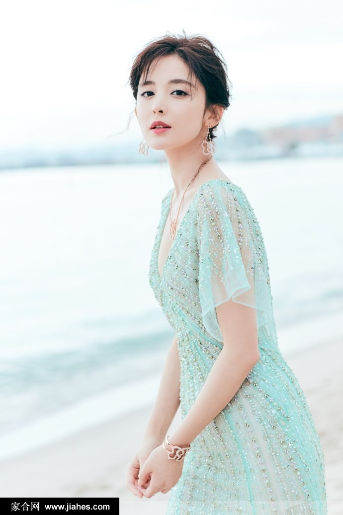 古力娜扎深V水绿色礼服大秀事业线写真图片[4]