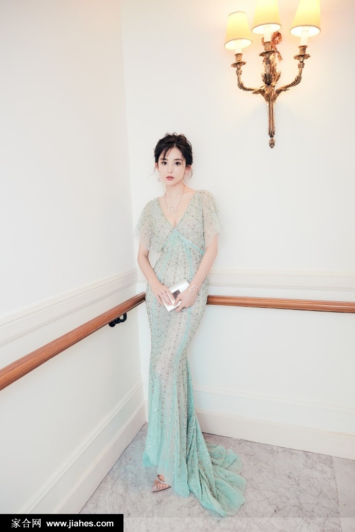 古力娜扎深V水绿色礼服大秀事业线写真图片[2]