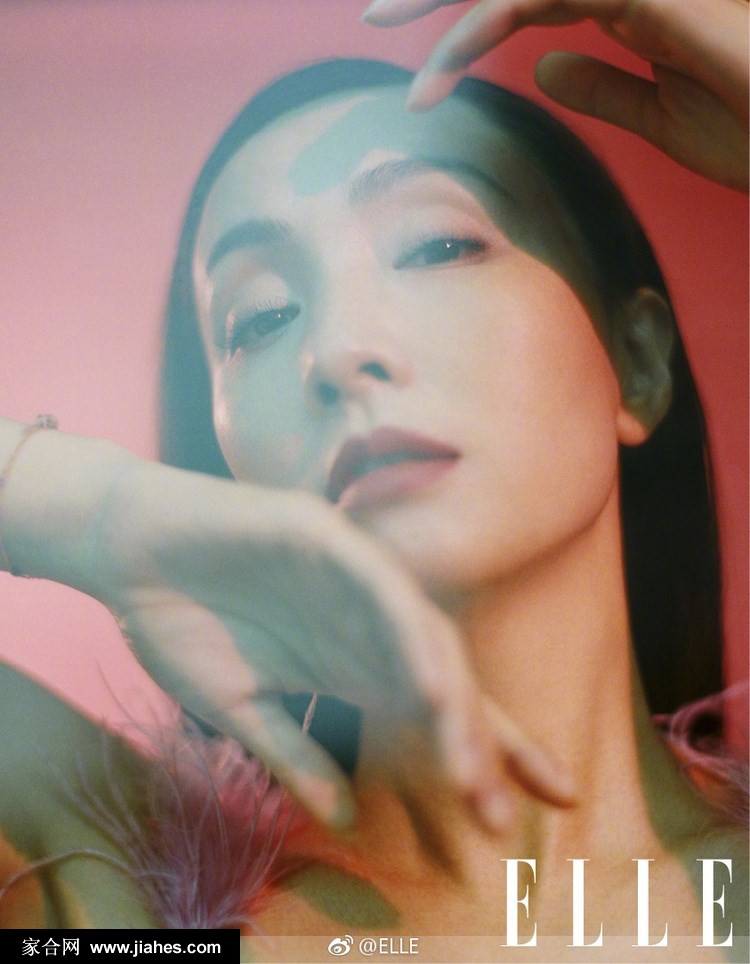 小陶虹妩媚红唇长发披肩迷人熟女味写真图片