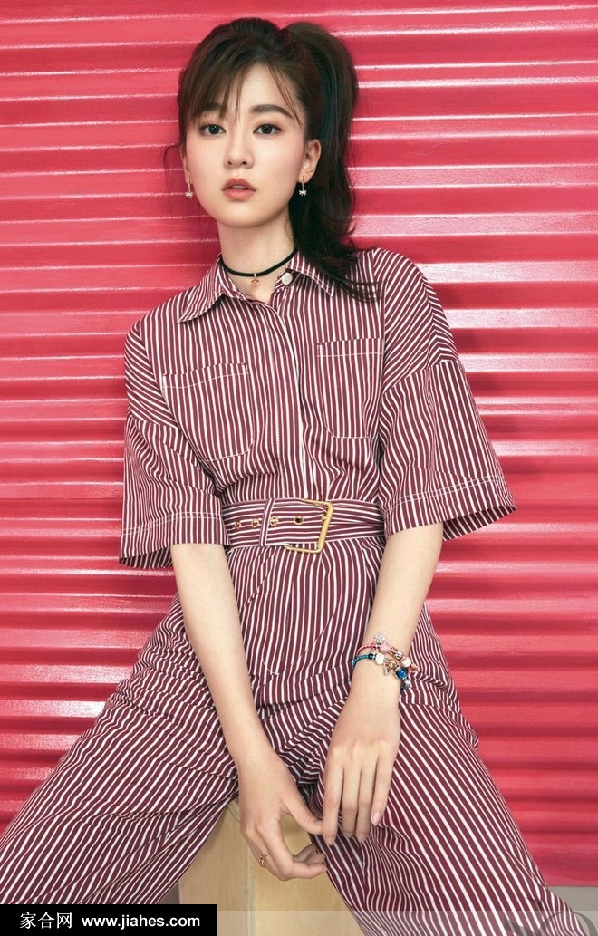 乔欣清透妆容粉嫩造型蓬松长发少女系夏日写真图片[5]
