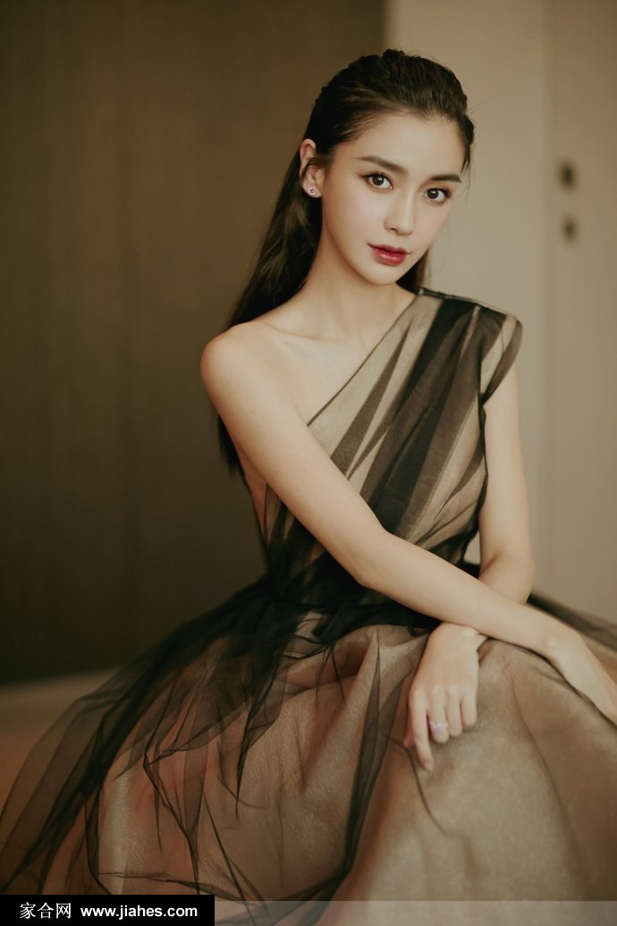 杨颖黑纱翻墨礼服露香肩精致妆容女人味十足图片[5]