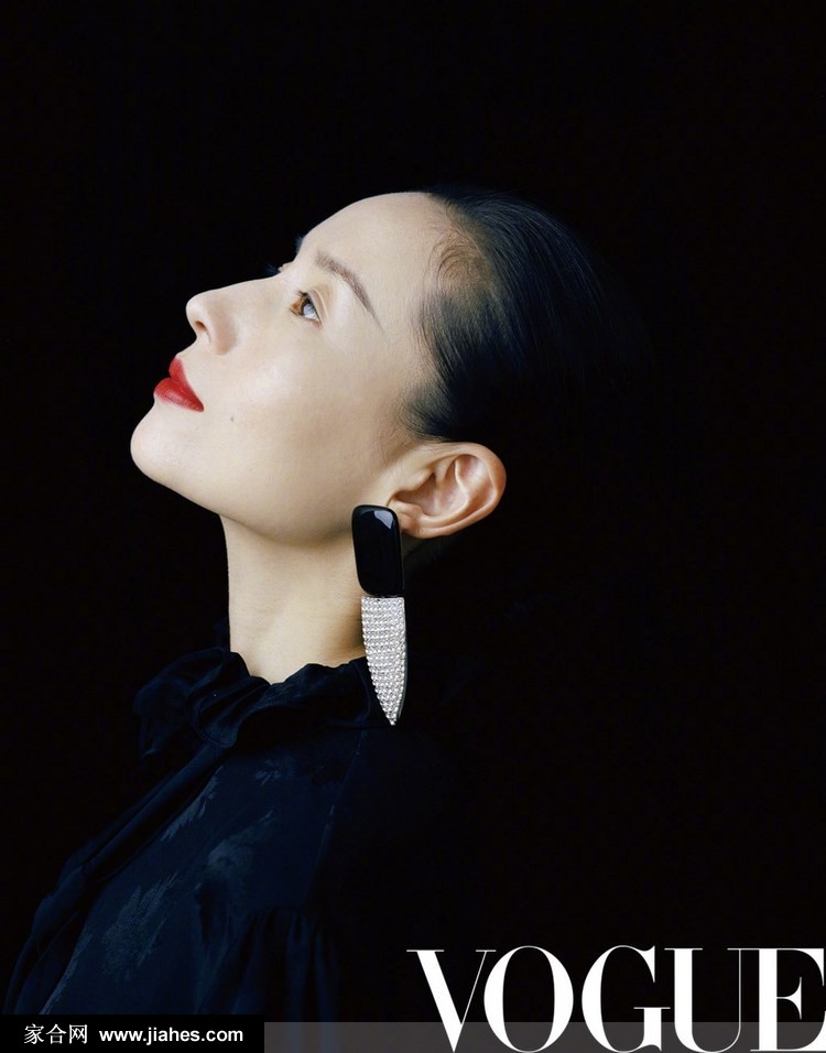 董洁娇艳红唇油亮大背头秀完美侧颜女人味写真图片[6]