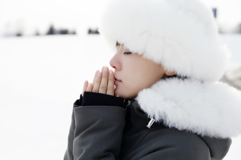 邓家佳雪地唯美写真 肌肤白皙美cry了[4]