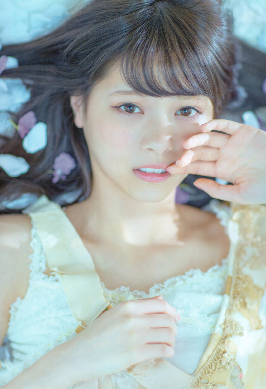 西野七濑变身甜美乖乖女 头戴花环人比花娇