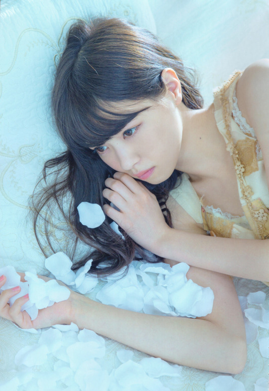 西野七濑变身甜美乖乖女 头戴花环人比花娇[3]