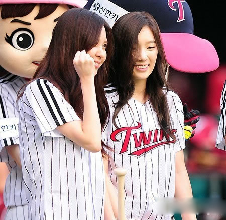 少女时代徐贤金泰妍现身棒球场[2]