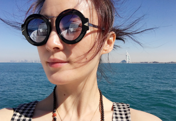 蒋勤勤格子长裙写真轮船上送新春祝福[4]