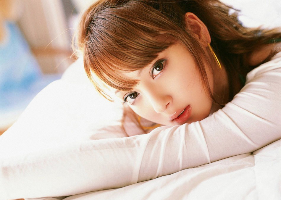 日本女星佐佐木希T恤盖臀居家写真[6]