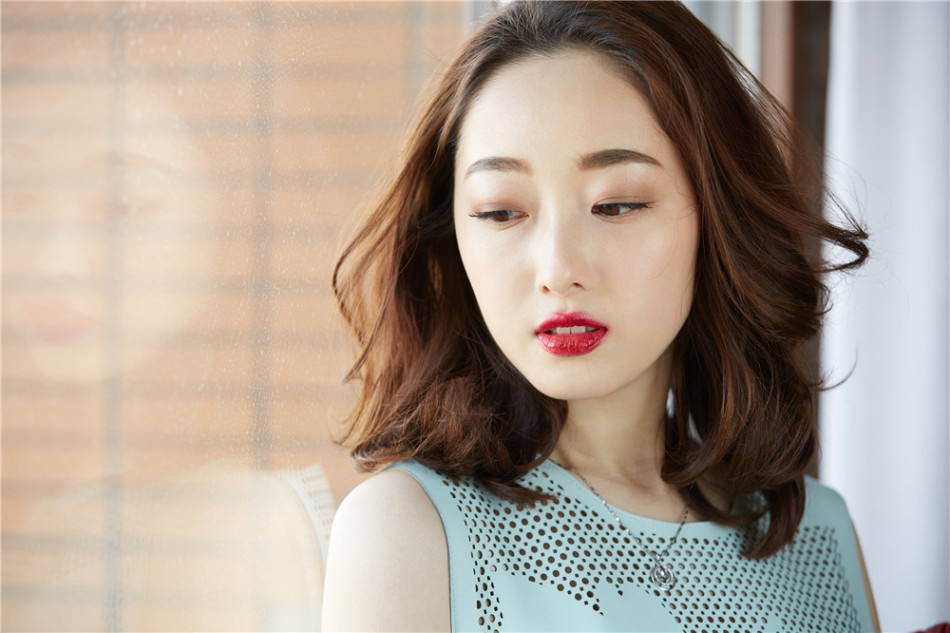 蒋梦婕红唇心魄美丽动人[3]