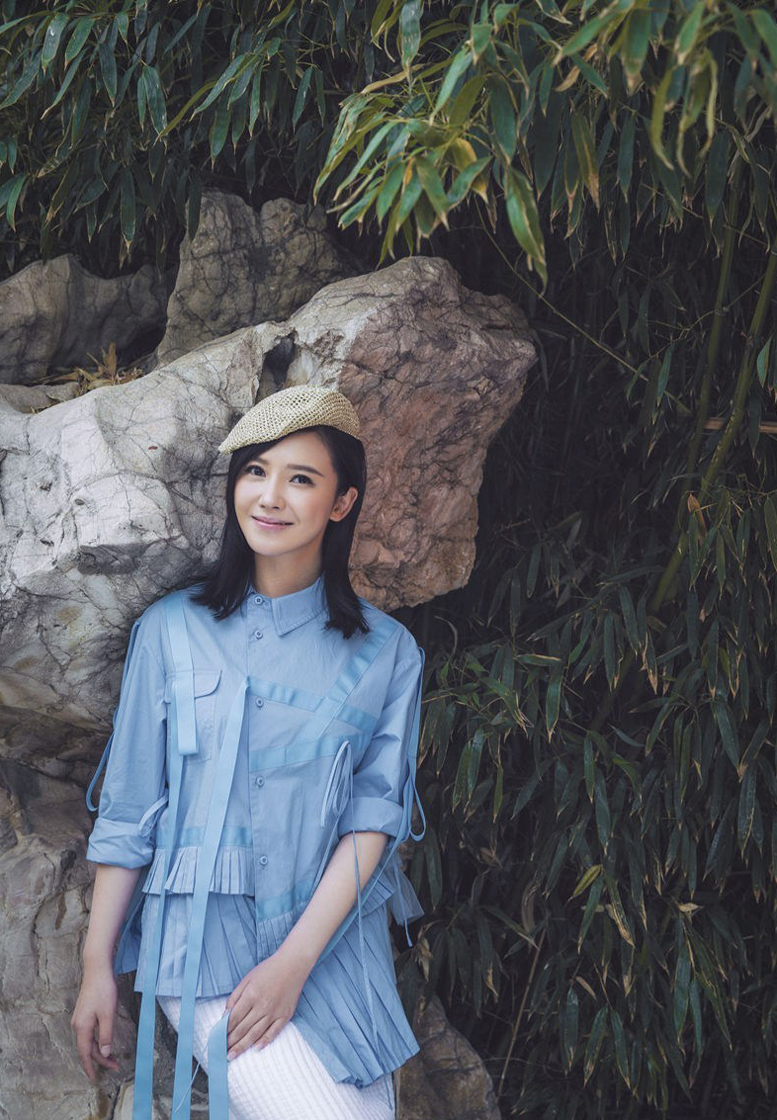 杨子姗夏日街拍美如画时尚写真[2]