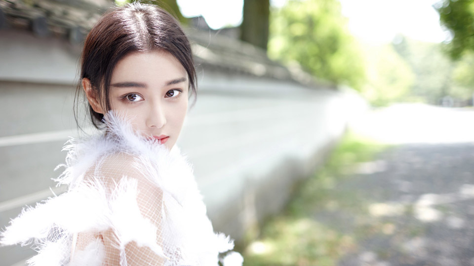 张馨予白色羽毛婚纱摄影写真[3]