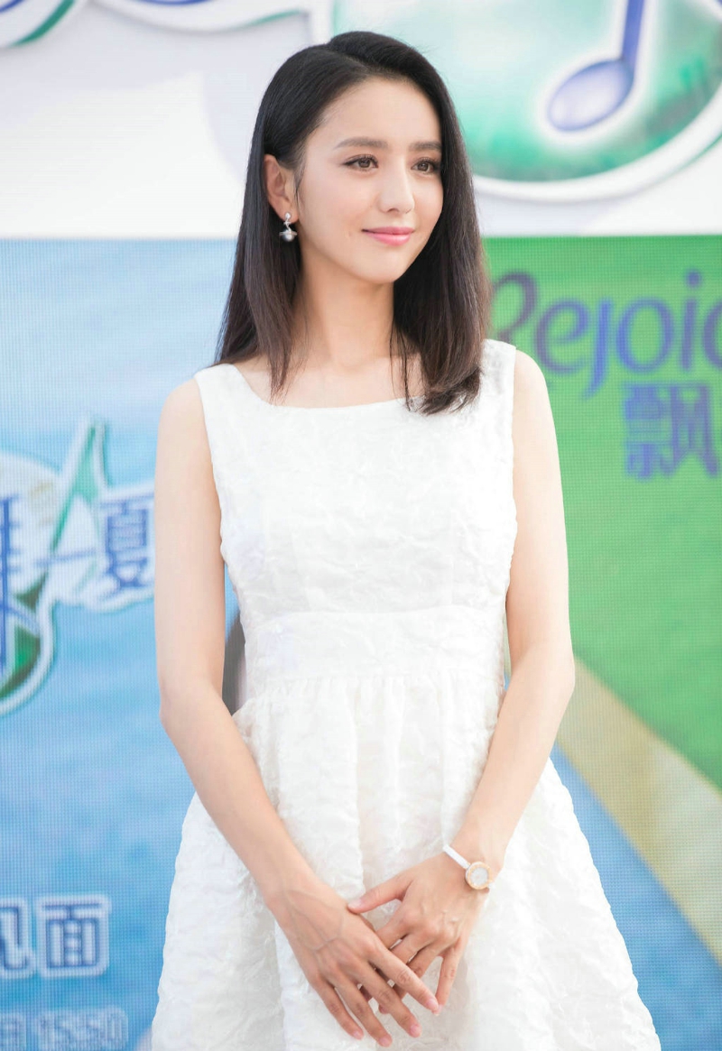 佟丽娅一身白色长裙清纯可人女神风采依旧[4]