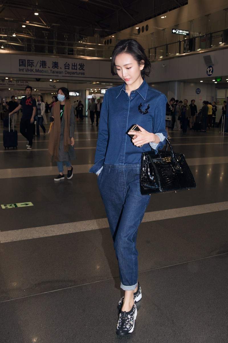 王鸥现身机场心情佳随性牛仔简约时尚[5]