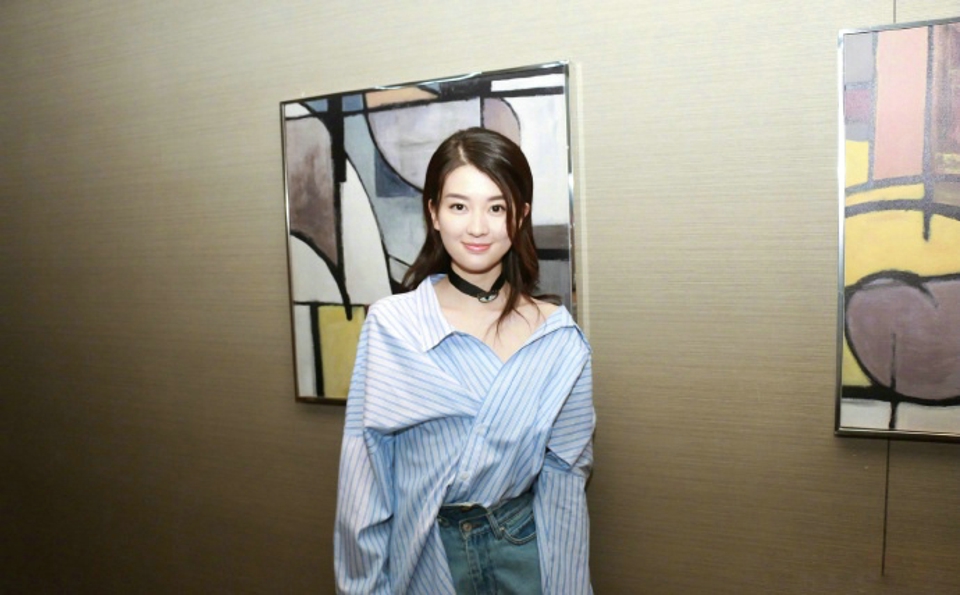 乔欣美少女牛仔裤搭配衬衣[9]