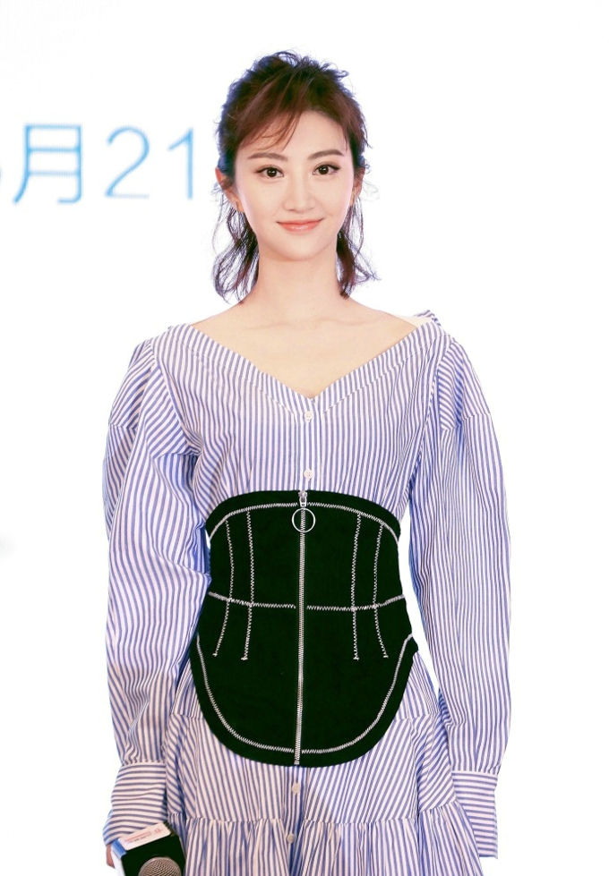 景甜初夏清新搭配 条纹淑女裙更显身材美出新境界[2]
