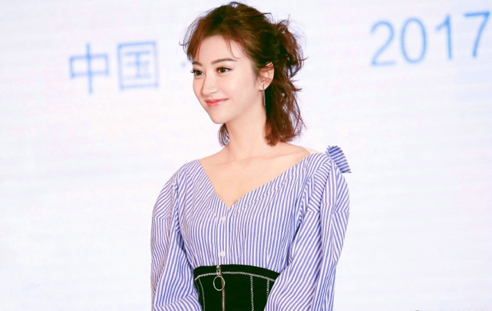 景甜初夏清新搭配 条纹淑女裙更显身材美出新境界[7]