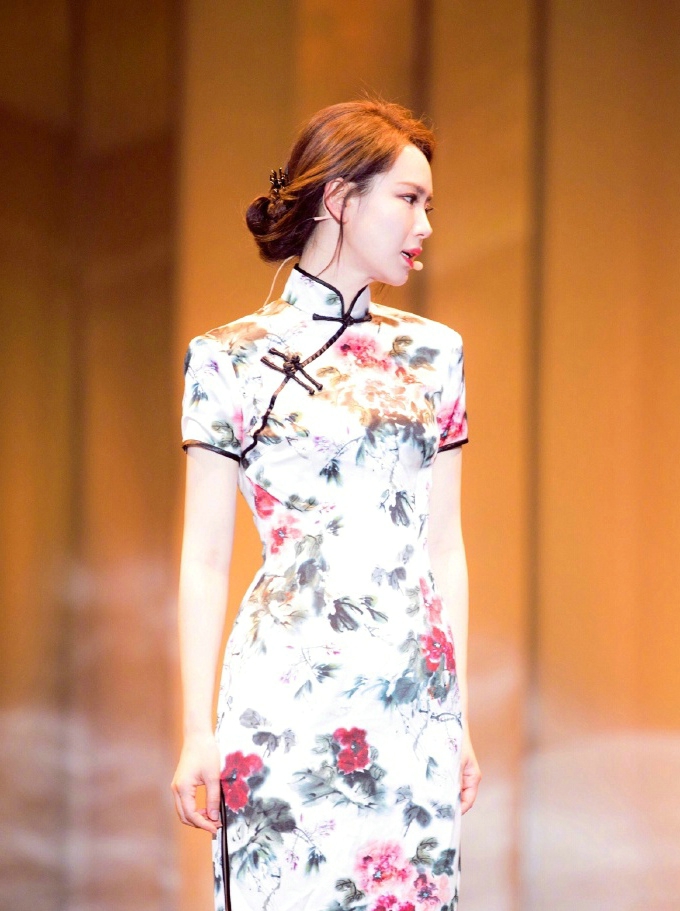 舞台上的戚薇真美 不论是旗袍还是礼服都完美hold住美丽如画